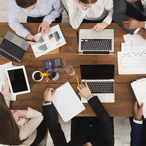 Adviseurs analyseren data en strategie tijdens teamoverleg